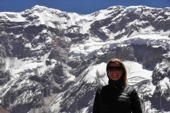 A Ana tendo ao fundo a imponente parede sul do Aconcágua, pouco antes de chegarmos à Plaza Francia, no Parque Provincial Aconcágua, região de Mendoza, no oeste da Argentina